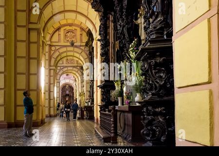 Das Innere der Basilika und des Prioriums Nuestra Señora de la Merced, einer katholischen Kirche in Lima, Peru, im barocken Stil der Churrigueresken gestaltet Stockfoto