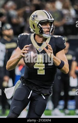 New Orleans, Louisiana, USA. September 2024. Der New Orleans Saints Quarterback Derek Carr trifft am 8. September 2024 in New Orleans, Louisiana, USA, gegen die Carolina Panthers. Die Saints besiegten die Panthers 47-10. (Kreditbild: © Dan Anderson/ZUMA Press Wire) NUR REDAKTIONELLE VERWENDUNG! Nicht für kommerzielle ZWECKE! Stockfoto