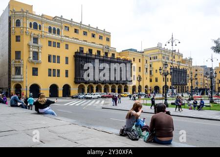 Architektonische Details der historischen Gebäude rund um die Plaza Mayor im historischen Zentrum von Lima, Peru. Stockfoto