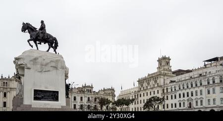 Blick auf das Denkmal für José de San Martín, einen argentinischen Führer, der Perus Unabhängigkeit förderte, im historischen Zentrum von Lima. Stockfoto