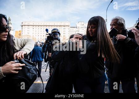 Buenos Aires, Argentinien. September 2024. Ein 10-jähriges Mädchen weint und schreit vor Schmerzen mit ihrer Mutter, nachdem ihr von der Polizei Pfeffer in die Augen gesprüht wurde. Zehntausende Rentner, Gewerkschaften und Organisationen mobilisieren sich vor dem Nationalkongress, um das Veto von Javier Milei gegen das Rentenmobil-Gesetz abzulehnen, das in der Abgeordnetenkammer diskutiert wird. Die Bundespolizei, die nationale Gendarmerie und die Präfektura unterdrücken die Demonstration. (Foto: Santiago Oroz/SOPA Images/SIPA USA) Credit: SIPA USA/Alamy Live News Stockfoto