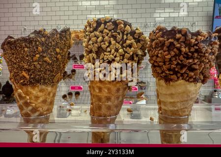 Eiskegel werden im Geschäft ausgestellt Stockfoto