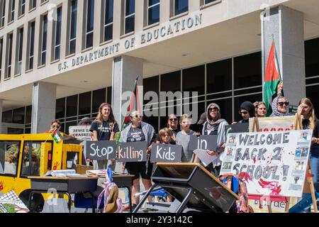 Washington DC: Politisches Strettheater und stille Demographie für Gaza am 10. September 2024 hielten Aktivisten des Kollektivs Teachers Against Genocide ein politisches Straßentheater und eine stille Demonstration ab, die mit Ausnahme von Gaza vor dem US-Erziehungsministerium in Washington DC gerufen wurde, in Solidarität mit 14.000 palästinensischen Schulkindern, die von der israelischen Armee getötet wurden. Sie fordern, dass das US-Bildungsministerium etwas gegen die Situation in Gaza tut. Washington D.C. District of Columbia Vereinigte Staaten Copyright: XPaulaxPastranax Stockfoto