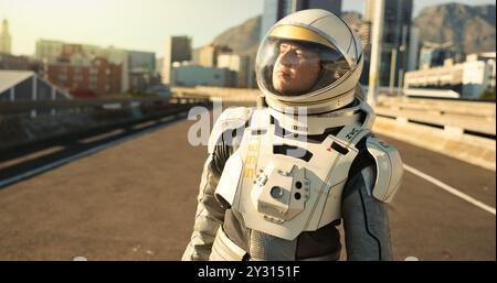 Person, Astronaut und Outdoor in der Stadt mit Gedanken für wissenschaftliche Forschung, Mission und Experimente für die Umwelt. Raumanzug, draußen und Sci fi Stockfoto