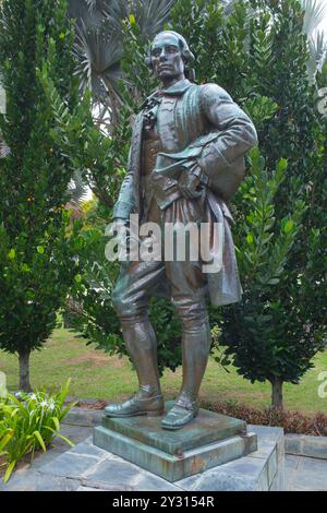 England/Malaysia/Thailand: Captain Sir Francis Light (1740–1794), Gründer der britischen Kolonie Penang, heute Penang State, Malaysia. Statue in Fort Cornwallis, Penang. Francis Light diente von 1759 bis 1763 als Midshipman der Royal Navy, suchte aber sein Vermögen in den Kolonien. Ab 1765 arbeitete er als privater Landhändler. Etwa zehn Jahre lang hatte er sein Hauptquartier in Salang, Thailand, bei Phuket, wo er einen fehlgeschlagenen französischen Handelsposten wiederbelebte. Während seines Aufenthalts dort lernte er mehrere Sprachen, darunter Malaiisch und Siamesisch, zu sprechen und zu schreiben. Stockfoto