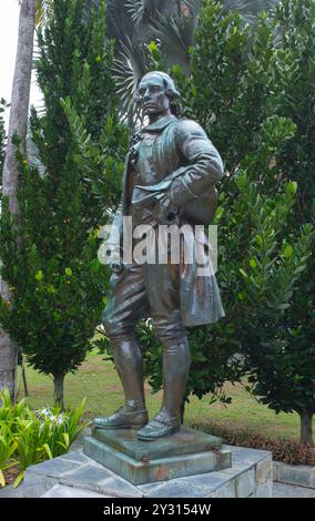 England/Malaysia/Thailand: Captain Sir Francis Light (1740–1794), Gründer der britischen Kolonie Penang, heute Penang State, Malaysia. Statue in Fort Cornwallis, Penang. Francis Light diente von 1759 bis 1763 als Midshipman der Royal Navy, suchte aber sein Vermögen in den Kolonien. Ab 1765 arbeitete er als privater Landhändler. Etwa zehn Jahre lang hatte er sein Hauptquartier in Salang, Thailand, bei Phuket, wo er einen fehlgeschlagenen französischen Handelsposten wiederbelebte. Während seines Aufenthalts dort lernte er mehrere Sprachen, darunter Malaiisch und Siamesisch, zu sprechen und zu schreiben. Stockfoto