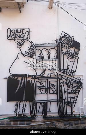 Malaysia: 'Roti Benggali' von Tang Mun Kian, Lebuh King (King Street), Georgetown, Pulau Penang (Penang Island). Tan Mun Kian ist ein malaysischer Künstler, Karikaturist und Designer. Er ist der Künstler hinter vielen dreidimensionalen Metallskulpturen von Georgetown, die über die Straßen verteilt sind. Stockfoto