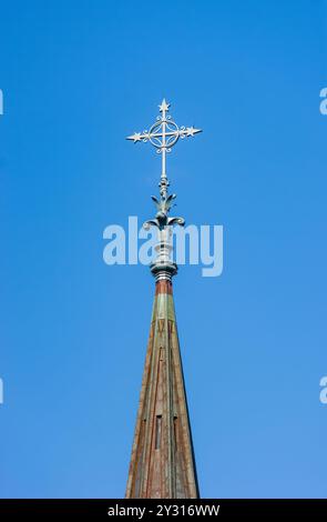 Nahaufnahme des Zierkreuzes auf dem Kupferturm der Uppsala Domkyrka (Kathedrale von Uppsala) in Uppsala, Schweden - ein gotisches architektonisches Highlight. Stockfoto