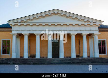 Linneanum Orangerie im Botanischen Garten Uppsala, Teil der Universität Uppsala, mit neoklassischer Architektur mit einer Kolonnade aus großen Säulen. Stockfoto