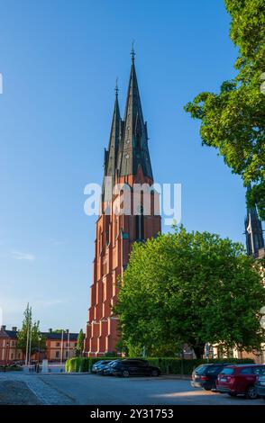 Uppsala Domkyrka (Kathedrale von Uppsala) in Uppsala, Schweden, mit den höchsten gotischen Türmen Skandinaviens und ihrer reichen historischen Bedeutung. Stockfoto