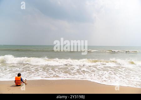 Prachuap Khiri Khan, Thailand, 1. Februar 2020, Umgebung des weißen Sandes und des Strandes zum Entspannen und Genießen von Reisenden oder Menschen, die für Urlaub kamen Stockfoto