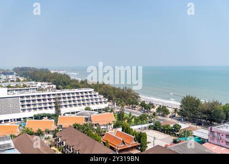 Prachuap Khiri Khan, Thailand, 1. Februar 2020, Umgebung des weißen Sandes und des Strandes zum Entspannen und Genießen von Reisenden oder Menschen, die für Urlaub kamen Stockfoto