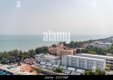 Prachuap Khiri Khan, Thailand, 1. Februar 2020, Umgebung des weißen Sandes und des Strandes zum Entspannen und Genießen von Reisenden oder Menschen, die für Urlaub kamen Stockfoto