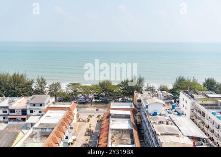 Prachuap Khiri Khan, Thailand, 1. Februar 2020, Umgebung des weißen Sandes und des Strandes zum Entspannen und Genießen von Reisenden oder Menschen, die für Urlaub kamen Stockfoto