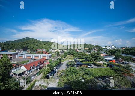 Landschaft von Sriracha mit Blick auf die Stadt durch die grünen Gebäude innerhalb der Stadt Siracha ist ein Bezirk und Stadt der Provinz Chonburi in Th Stockfoto