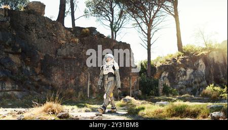 Natur, Walking und Astronaut erkunden den Planeten Erde auf Mission für futuristische Entwicklung. Berg-, Outdoor- und Weltraumpilot im Universum für Stockfoto