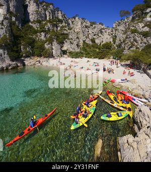 FRANKREICH, BOUCHES DU RHONE (13) CASSIS, SEEKAJAK IN EN VAU IM NATIONALPARK CALANQUES Stockfoto