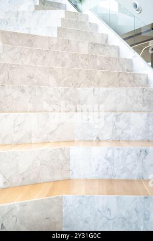 Weiß aussehende große Marmortreppe auf der Tribüne mit Holzboden auf der Treppe. Stockfoto