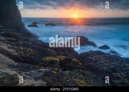 Dramatischer Sonnenuntergang über Gray Whale Cove State Beach. Pacifica und Montara, San Mateo County, Kalifornien, USA. Stockfoto