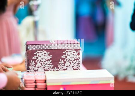 Die Schachtel mit Geld in eine festliche Hochzeitsschachtel für Geschenke an das Brautpaar. Stockfoto