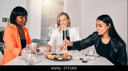 Sushi, Frauen oder Lächeln im Büro mit Essstäbchen, Luxusmahlzeit und Essen zum Mitnehmen zum Mittagessen. Japanische Küche, Utensilien oder ein Team, das Meeresfrüchte serviert Stockfoto