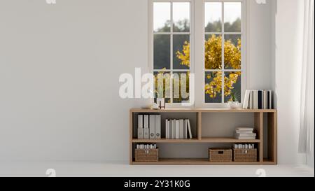 Ein Blick von vorne auf ein unteres Bücherregal vor dem Fenster und einen leeren Platz an einer weißen Wand in einem hellen, zeitgenössischen skandinavischen Raum mit atemberaubender Autu Stockfoto