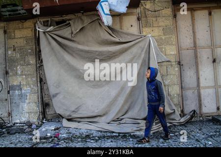 Gaza, Palästina, 26. März 2019. Die Palästinenser bewerten die Schäden am Standort des Multazim-Versicherungsgebäudes, das am 25. März durch israelische Bombardements im Osten von Gaza-Stadt zerstört wurde. Israelische Kampfflugzeuge führten Dutzende von Luftangriffen im südlichen, mittleren und nördlichen Gazastreifen durch, nachdem eine Gaza-Rakete ein israelisches Haus nördlich von Tel Aviv in Zentralisrael getroffen hatte und sieben Israelis verletzt hatte. Israelische Kampfflugzeuge zielten auf Standorte der Hamas sowie Dutzende Wohn- und Geschäftsgebäude ab, und laut dem palästinensischen Gesundheitsministerium in Gaza leiden sieben Palästinenser Stockfoto