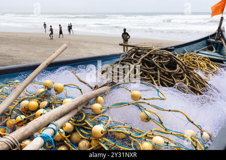 Eine Gruppe von Fischern aus dem ländlichen Dorf, die Fischnetze aus dem Meer in Goa Arambol ziehen. Strandfischen in Goa Indien. Traditionelles Goan-Angeln. Fischereiindustrie Stockfoto