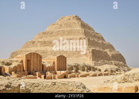 Die weltweit erste Pyramide des Königs djoser in sakkara ägypten an sonnigen Tagen Stockfoto