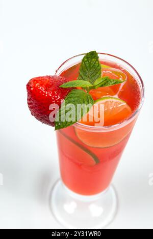 Frischer Erdbeersaft isoliert auf weißem Hintergrund. Reiner Erdbeersaft. Erdbeersaft ohne Zucker. Erdbeersaft zum Trinken bereit Stockfoto