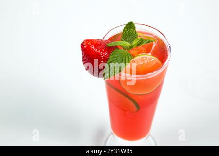 Erdbeere und Mint Mojito mit Zitronenscheibe serviert in Cocktailglas isoliert auf weißem Hintergrund Seitenansicht des gesunden Getränks Stockfoto