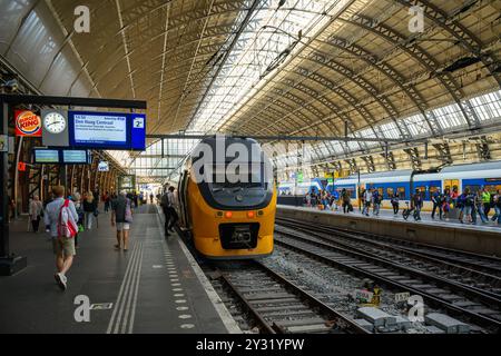 Ein stationärer NS-Inter City-Zug am Hauptbahnhof Amsterdam, Amsterdam, Niederlande Stockfoto