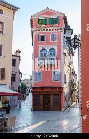 Rovinj Kroatien 27. August 2024, schlendern Sie durch Rovinjs bezaubernde Straßen, während das warme Sonnenlicht die pulsierenden pastellfarbenen Gebäude erfüllt, und laden Sie zum Erkunden ein Stockfoto