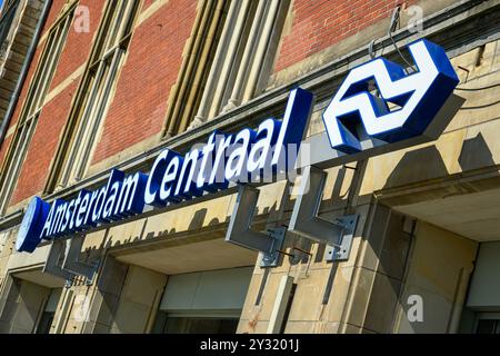 Ein Nahbild des Schildes vor dem Hauptbahnhof Amsterdam, Amsterdam, Niederlande Stockfoto