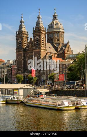 Machen Sie eine Kanaltour an einem sonnigen Sommertag von Damrak, Amsterdam, Niederlande Stockfoto