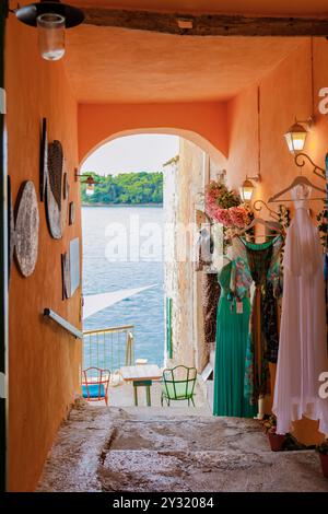 Rovinj Kroatien 27. August 2024 eine einladende Gasse mit bunten Kleidern und Laternen führt zu den ruhigen Gewässern von Rovinj, Kroatien. Die Sonnenliege Stockfoto