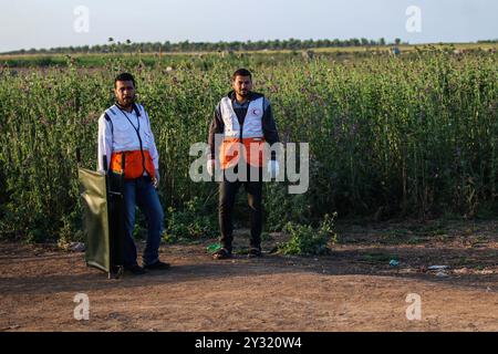 Gaza, Palästina, 12. April 2019. Palästinenser stoßen an diesem Freitag in Abu Safiya östlich der Stadt Jabaliya im nördlichen Gazastreifen auf die israelische Armee. Die 15-jährige palästinensische Maysara Abu Shaloof wurde getötet, nachdem sie von lebenden israelischen Schüssen in den Magen geschossen wurde, während dreißig weitere Palästinenser während der Proteste und Zusammenstöße an mehreren Stellen entlang der Grenze zwischen Gaza und Israel am Freitag verletzt wurden. Etwa 6.000 Demonstranten nahmen an den Grenzkundgebungen Teil, und während einige Palästinenser Steine in Richtung Zaun und israelische Armee warfen, warfen israelische Soldaten Stockfoto