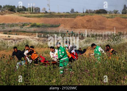 Gaza, Palästina, 12. April 2019. Palästinenser stoßen an diesem Freitag in Abu Safiya östlich der Stadt Jabaliya im nördlichen Gazastreifen auf die israelische Armee. Die 15-jährige palästinensische Maysara Abu Shaloof wurde getötet, nachdem sie von lebenden israelischen Schüssen in den Magen geschossen wurde, während dreißig weitere Palästinenser während der Proteste und Zusammenstöße an mehreren Stellen entlang der Grenze zwischen Gaza und Israel am Freitag verletzt wurden. Etwa 6.000 Demonstranten nahmen an den Grenzkundgebungen Teil, und während einige Palästinenser Steine in Richtung Zaun und israelische Armee warfen, warfen israelische Soldaten Stockfoto