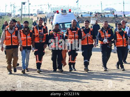 Gaza, Palästina, 12. April 2019. Palästinenser stoßen an diesem Freitag in Abu Safiya östlich der Stadt Jabaliya im nördlichen Gazastreifen auf die israelische Armee. Die 15-jährige palästinensische Maysara Abu Shaloof wurde getötet, nachdem sie von lebenden israelischen Schüssen in den Magen geschossen wurde, während dreißig weitere Palästinenser während der Proteste und Zusammenstöße an mehreren Stellen entlang der Grenze zwischen Gaza und Israel am Freitag verletzt wurden. Etwa 6.000 Demonstranten nahmen an den Grenzkundgebungen Teil, und während einige Palästinenser Steine in Richtung Zaun und israelische Armee warfen, warfen israelische Soldaten Stockfoto