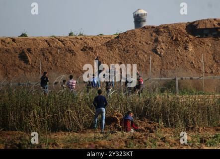 Gaza, Palästina, 12. April 2019. Palästinenser stoßen an diesem Freitag in Abu Safiya östlich der Stadt Jabaliya im nördlichen Gazastreifen auf die israelische Armee. Die 15-jährige palästinensische Maysara Abu Shaloof wurde getötet, nachdem sie von lebenden israelischen Schüssen in den Magen geschossen wurde, während dreißig weitere Palästinenser während der Proteste und Zusammenstöße an mehreren Stellen entlang der Grenze zwischen Gaza und Israel am Freitag verletzt wurden. Etwa 6.000 Demonstranten nahmen an den Grenzkundgebungen Teil, und während einige Palästinenser Steine in Richtung Zaun und israelische Armee warfen, warfen israelische Soldaten Stockfoto