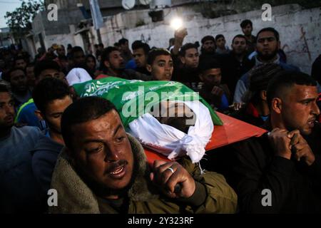 Gaza, Palästina, 12. April 2019. Eine große Menge Köder Hanoun verabschiedet sich endgültig von der 15-jährigen palästinensischen Maysara Abu Shaloof, die getötet wurde, nachdem sie während der Demonstrationen des Großen Marsches der Rückkehr am Freitag in Abu Safiya, östlich der Stadt Jabaliya, im nördlichen Gazastreifen, von lebenden israelischen Schüssen in den Magen geschossen wurde. Die großen Rückkehrmärsche begannen am 30. März letzten Jahres und forderten die Aufhebung der von Israel gegen den Gazastreifen verhängten Blockade. Seither wurden 272 Palästinenser getötet. Am 18. März 2019 wurde die unabhängige Untersuchungskommission der Vereinten Nationen zu den Protesten in der Stockfoto