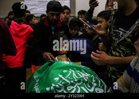 Gaza, Palästina, 12. April 2019. Eine große Menge Köder Hanoun verabschiedet sich endgültig von der 15-jährigen palästinensischen Maysara Abu Shaloof, die getötet wurde, nachdem sie während der Demonstrationen des Großen Marsches der Rückkehr am Freitag in Abu Safiya, östlich der Stadt Jabaliya, im nördlichen Gazastreifen, von lebenden israelischen Schüssen in den Magen geschossen wurde. Die großen Rückkehrmärsche begannen am 30. März letzten Jahres und forderten die Aufhebung der von Israel gegen den Gazastreifen verhängten Blockade. Seither wurden 272 Palästinenser getötet. Am 18. März 2019 wurde die unabhängige Untersuchungskommission der Vereinten Nationen zu den Protesten in der Stockfoto