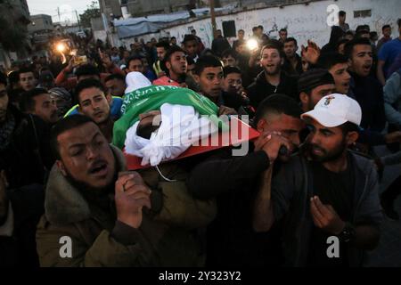 Gaza, Palästina, 12. April 2019. Eine große Menge Köder Hanoun verabschiedet sich endgültig von der 15-jährigen palästinensischen Maysara Abu Shaloof, die getötet wurde, nachdem sie während der Demonstrationen des Großen Marsches der Rückkehr am Freitag in Abu Safiya, östlich der Stadt Jabaliya, im nördlichen Gazastreifen, von lebenden israelischen Schüssen in den Magen geschossen wurde. Die großen Rückkehrmärsche begannen am 30. März letzten Jahres und forderten die Aufhebung der von Israel gegen den Gazastreifen verhängten Blockade. Seither wurden 272 Palästinenser getötet. Am 18. März 2019 wurde die unabhängige Untersuchungskommission der Vereinten Nationen zu den Protesten in der Stockfoto