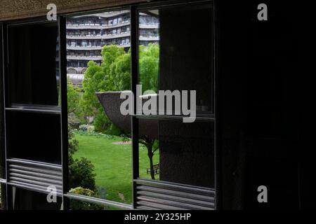 Teil des Speed Garden spiegelt sich in den Fenstern der Guildhall School of Music & Drama, Barbican, London, Großbritannien. 30. April 2023 Stockfoto