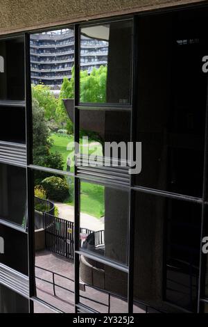 Teil des Speed Garden spiegelt sich in den Fenstern der Guildhall School of Music & Drama, Barbican, London, Großbritannien. 30. April 2023 Stockfoto