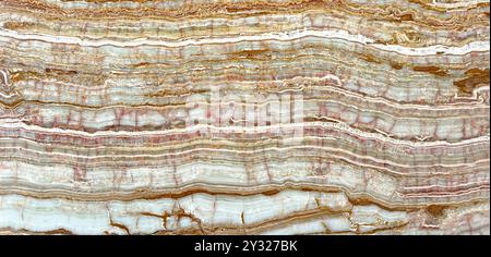 Natürliches Dessert Onyx Vein in Beige und Orange geschnitten. Auch Regenbogen-Onyx-Adern genannt. Schöner dekorativer Onyx mit Transparenz für Lichter Stockfoto