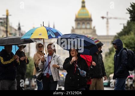 Prag, Tschechische Republik. September 2024. Touristen im unteren Teil von Wenzel Sqaure bei regnerischem Wetter in Prag, Tschechische Republik, 12. September 2024. In der Tschechischen Republik sind starke Regenfälle eingetreten. In den östlichen und nordöstlichen Teilen des Landes können die Flusshöhe auf Hochwasserebene drei angehoben werden. Quelle: VIT Simanek/CTK Photo/Alamy Live News Stockfoto