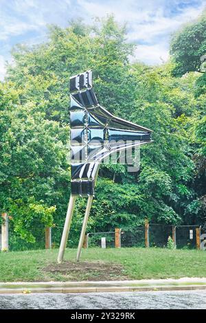 NETpark Plexus Gateway Public Art Skulptur Künstler Stephen Newby im North East Technology Park Edelstahlpaneele aufgeblasen und gedehnt England Großbritannien Stockfoto