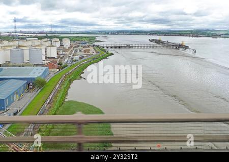 Weiter Blick aus der Luft auf die Themse bei Ebbe unter der A282-Straßenbrücke, die die Autobahn M25 und die Küste von Essex verbindet, grenzt Kent an England Großbritannien Stockfoto