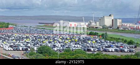 Royal Portbury Dock Haupthafen importiert neue Kraftfahrzeuge, die nach Großbritannien verschickt werden. Auswahl von Autos und Lieferwagen, die in Compounds in Avonmouth Somerset England UK gelagert werden Stockfoto